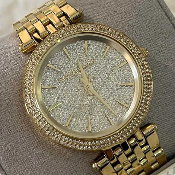 SOLD / Michael Kors Women’s Darci Crystal Pave Dial Watch
Case Size: 39mm - Picture 7 of 11